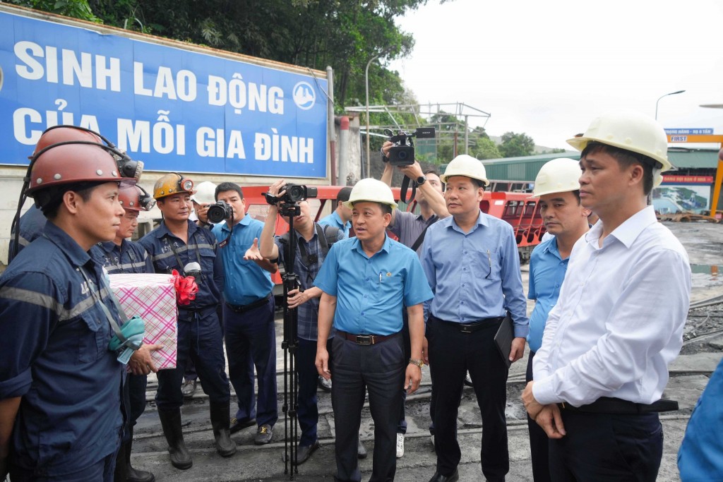 Đồng chí Ngọ Duy Hiểu đến thăm, động viên công nhân lao động