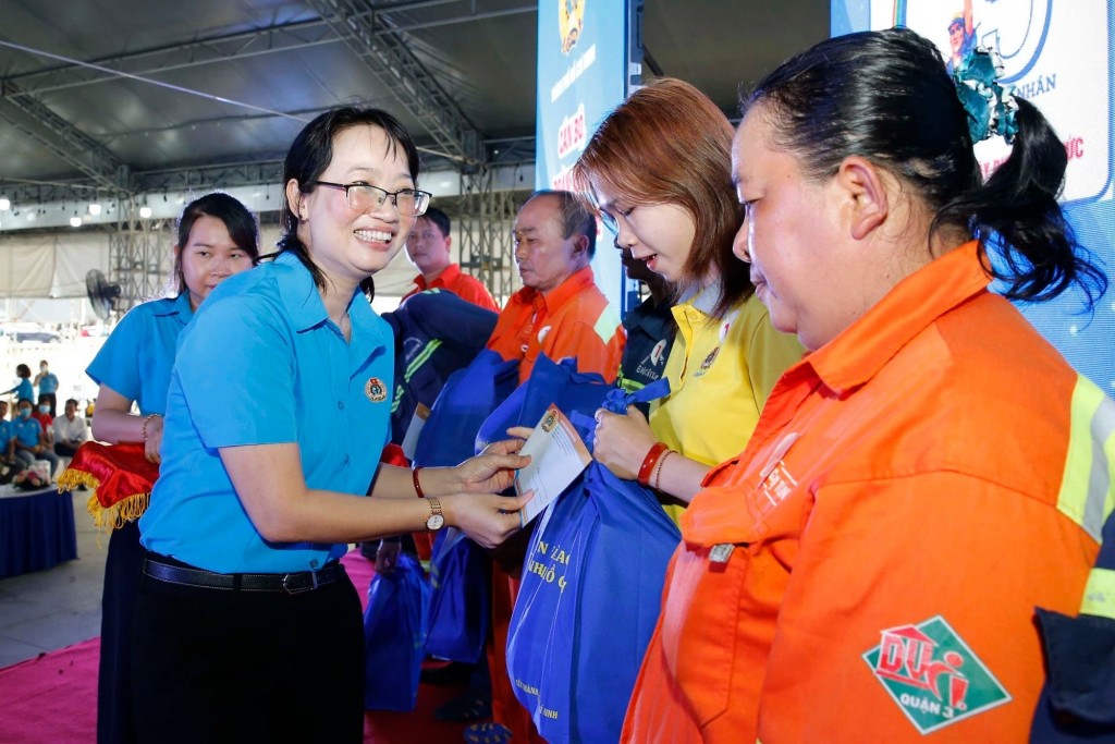 Bà Trần Thị Diệu Thúy, Chủ tịch Liên đoàn Lao động TP HCM, tặng quà cho công nhân khó khăn tại lễ khai mạc Tháng Công nhân lần thứ 15 - 2023