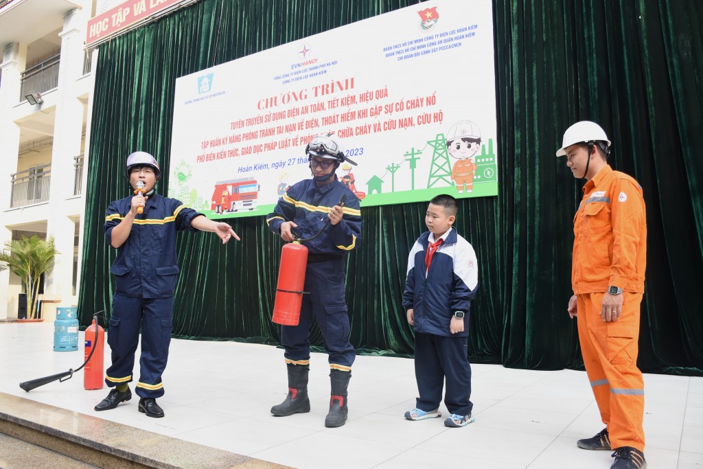 Công ty Điện lực Hoàn Kiếm đã phối hợp với Đội Cảnh sát PCCC&CNCH - Công an quận Hoàn Kiếm tuyên truyền tại Trường THCS Nguyễn Du – Hoàn Kiếm, Hà Nội