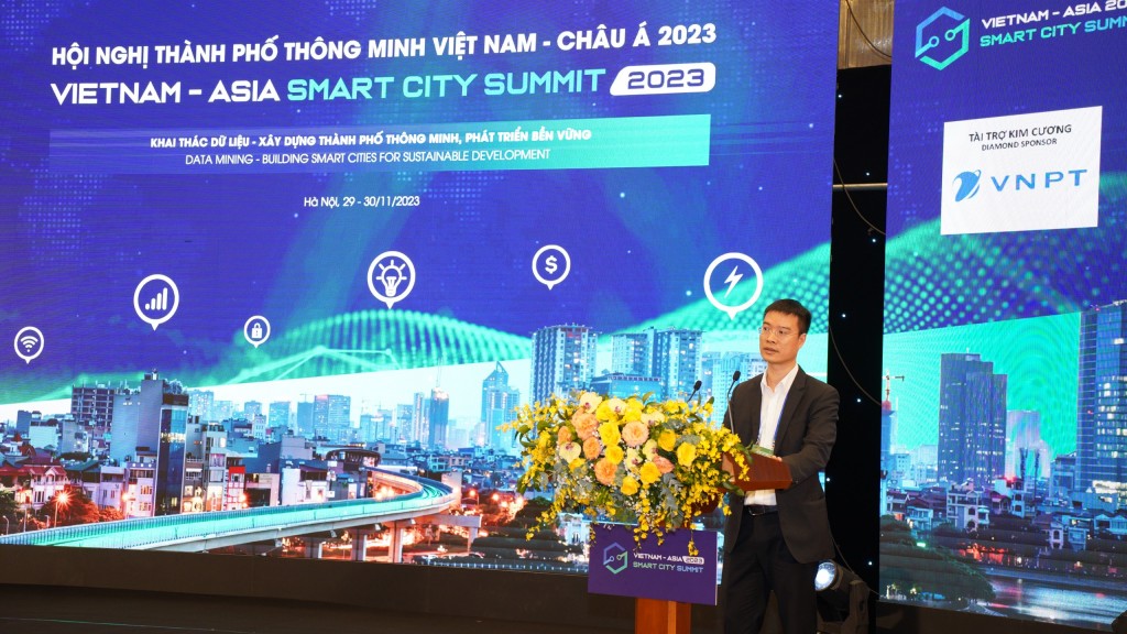  Ông Luyện Văn Phương, Phó Giám đốc sở Xây dựng Hà Nội chia sẻ công tác phát triển khu đô thị thông minh trên địa bàn thành phố Hà Nội