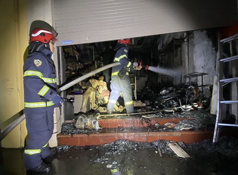 Cảnh sát kịp thời cứu 4 người mắc kẹt trong vụ cháy nhà xưởng