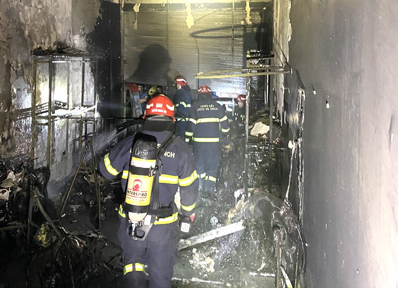 Lực lượng chữa cháy phun nước làm mát hiện trường vụ cháy nhà ở kết hợp kinh doanh ở ngõ 132 Cầu Giấy