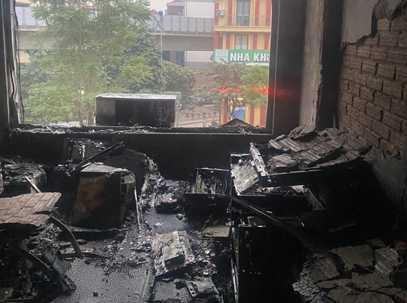 Bên trong hiện trường vụ cháy nhà dân ở phố Yên Lãng