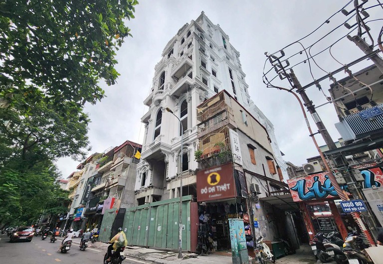 UBND TP Hà Nội yêu cầu Sở Xây dựng và UBND quận Ba Đình kiểm tra những vấn đề liên quan đến việc xây dựng công trình sơn trắng ở phố Đội Cấn