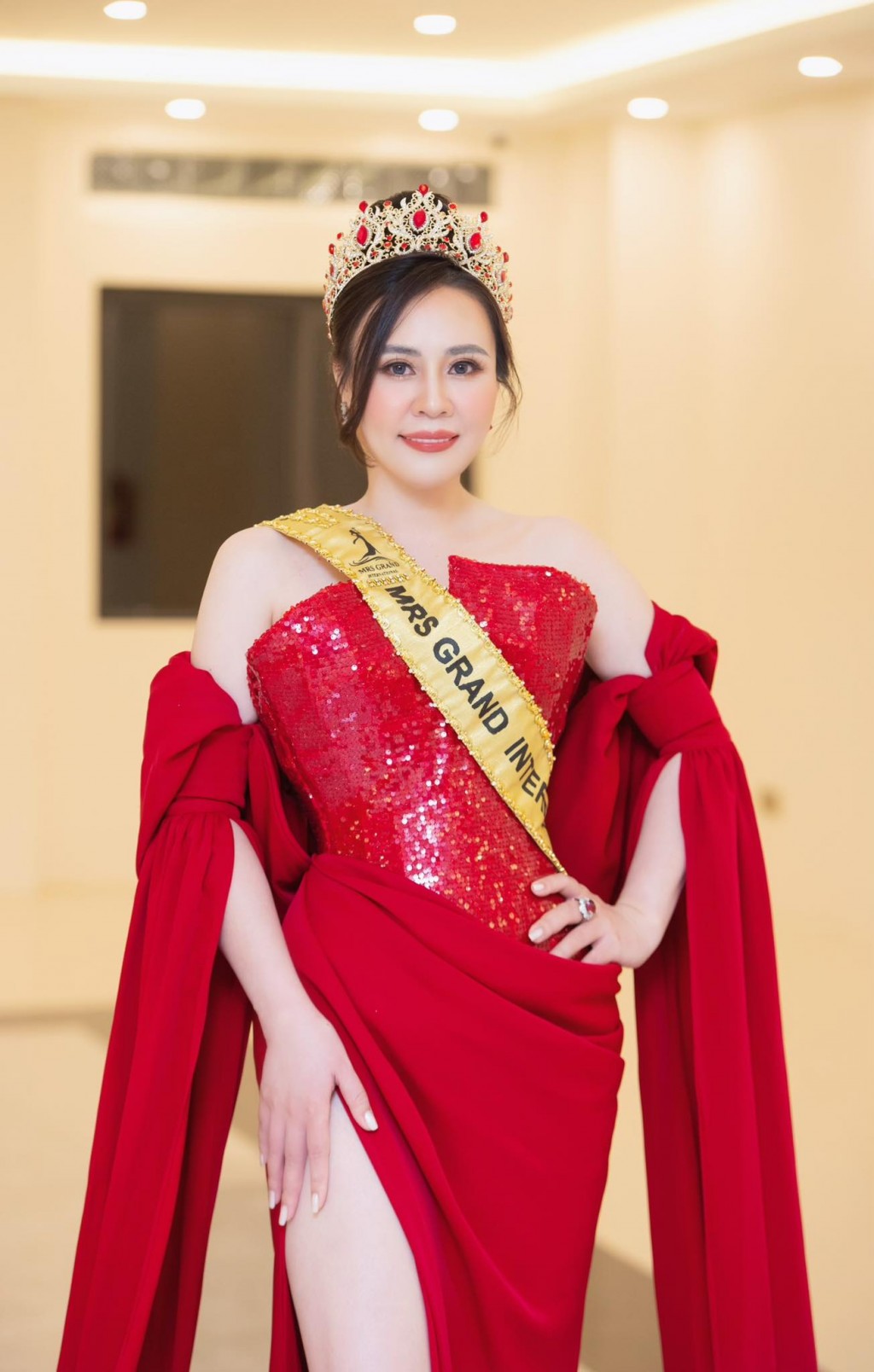 Phan Kim Oanh tiếp tục được giữ vương miện Mrs Grand International