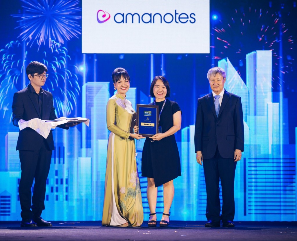 Bà Lã Thị Thu Phương, Giám đốc Nhân sự, đại diện đội ngũ Amanotes nhận chứng nhận “100 nơi làm việc tốt nhất Việt Nam” năm 2023 do Anphabe bình chọn tại sự kiện trao giải vừa qua