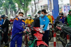 Giá xăng RON95-III và dầu diesel giảm nhẹ