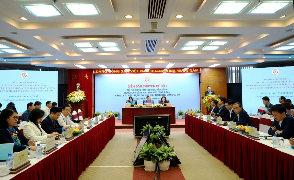 Các đồng chí chủ trì diễn đàn cùng đại biểu tham gia