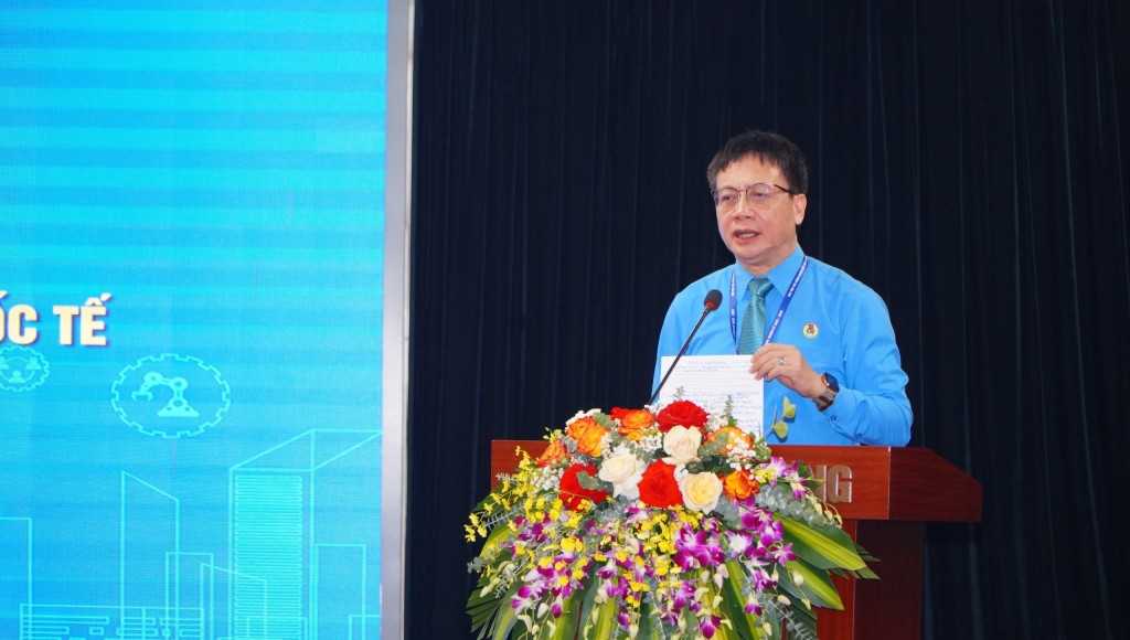 Ông Nguyễn Ngọc Ân, chủ tịch Công đoàn Giáo dục Việt nam trìnhbayf tham luận