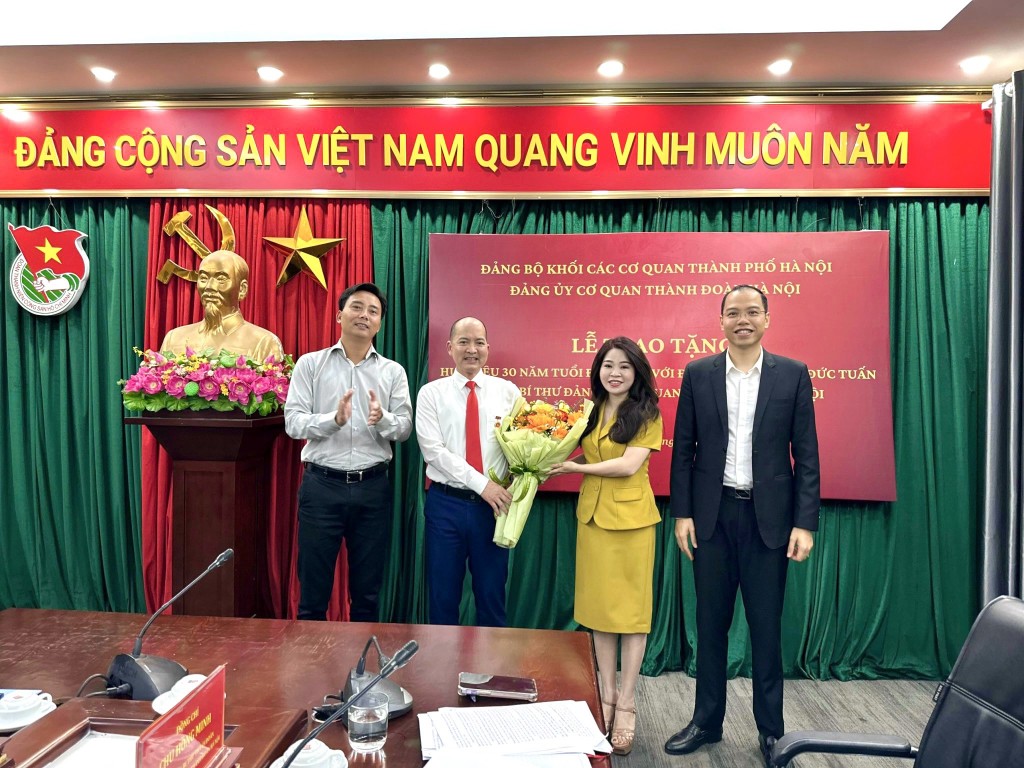 Trao tặng Huy hiệu 30 năm tuổi Đảng cho đồng chí Nguyễn Đức Tuấn Trao tặng Huy hiệu 30 năm tuổi Đảng cho đồng chí Nguyễn Đức Tuấn