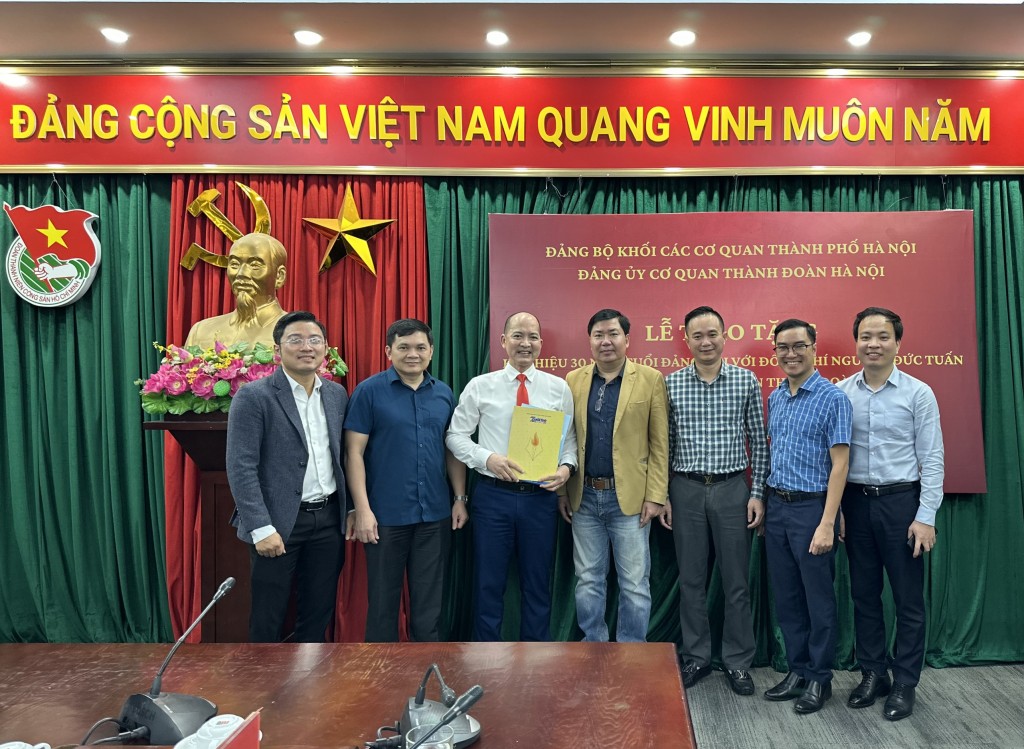 Trao tặng Huy hiệu 30 năm tuổi Đảng cho đồng chí Nguyễn Đức Tuấn Trao tặng Huy hiệu 30 năm tuổi Đảng cho đồng chí Nguyễn Đức Tuấn