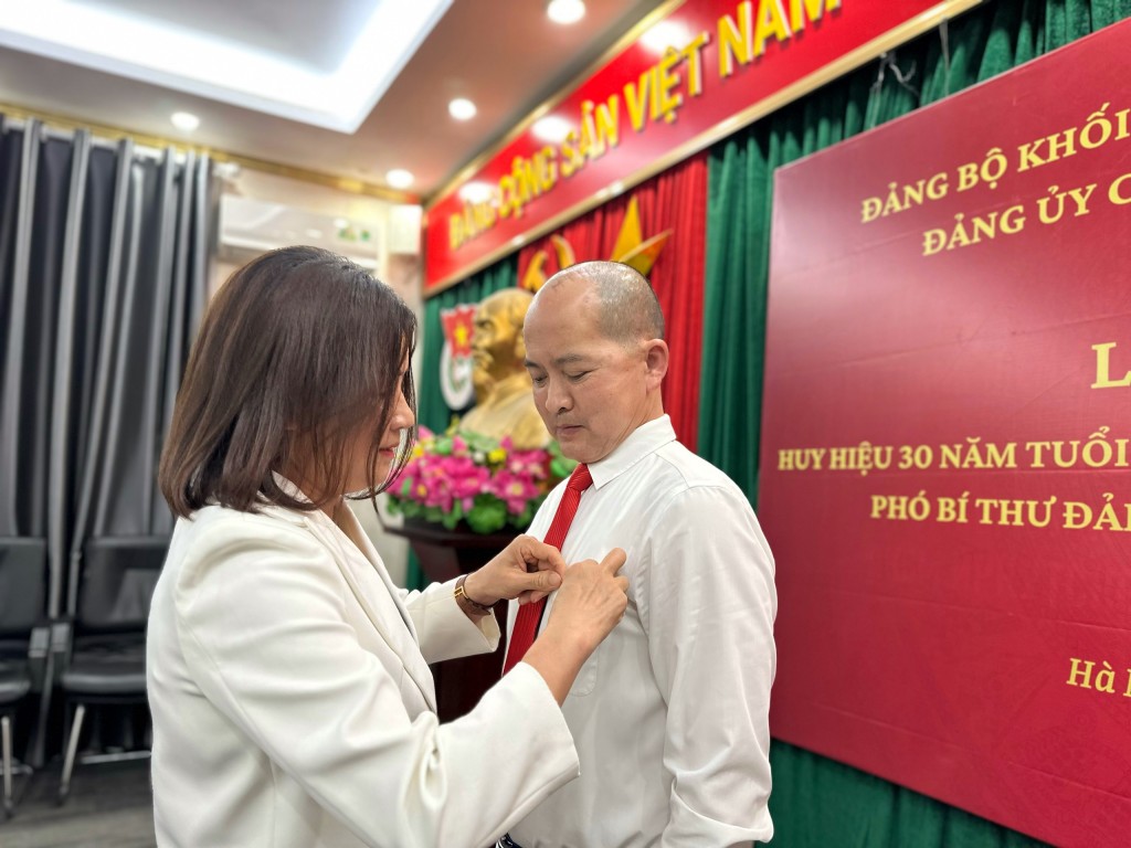 Trao tặng Huy hiệu 30 năm tuổi Đảng cho đồng chí Nguyễn Đức Tuấn