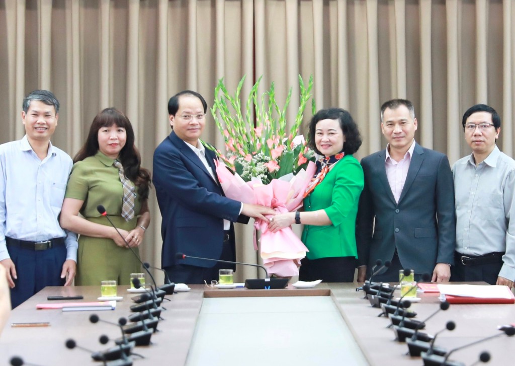 Các đồng chí lãnh đạo Ban Tuyên giáo Thành ủy Hà Nội chúc mừng đồng chí Đinh Thị Lan Duyên.