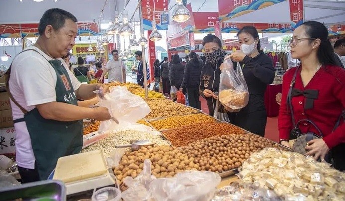 Hội chợ có quy mô trên 400 gian hàng, trong đó trên 300 gian hàng của các DN Việt Nam, 100 gian hàng của các DN Trung Quốc.