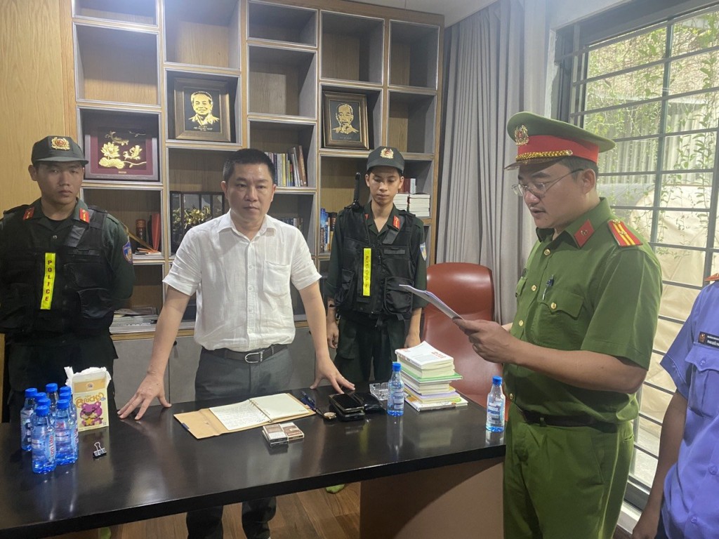 Lực lượng công an đọc lệnh bắt bị can Nguyễn Khánh Hưng