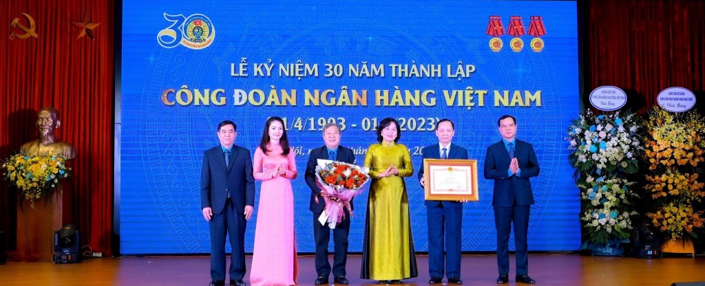 Chủ tịch Tổng Liên đoàn Lao động Việt Nam, Thống đốc Ngân hàng Nhà nước trao Bằng khen của Thủ tướng Chính phủ chúc mừng lãnh đạo Công đoàn Ngân hàng Việt Nam nhân kỷ niệm 30 năm thành lập