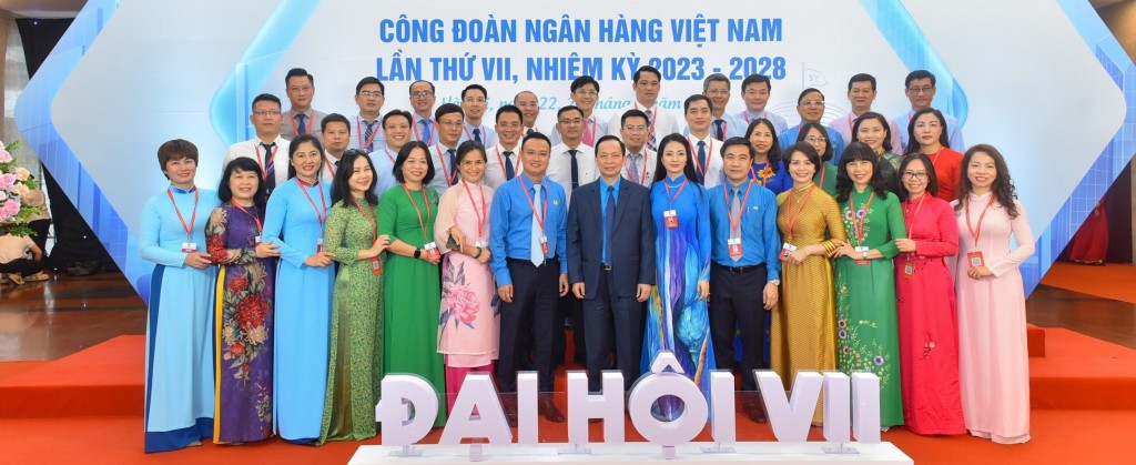 Đồng chí Đào Minh Tú - Phó Bí thư Ban cán sự Đảng, Phó Thống đốc Thường trực Ngân hàng Nhà nước, Chủ tịch Công đoàn ngành Ngân hàng Việt Nam cùng đại biểu đại diện Công đoàn cơ sở