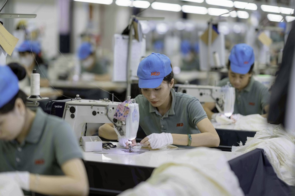 Quá trình sản xuất các sản phẩm UNIQLO của Tập đoàn Fast Retailing - Công ty mẹ của UNIQLO, đã gián tiếp tạo ra khoảng 240.000 việc làm cho lao động địa phương_1