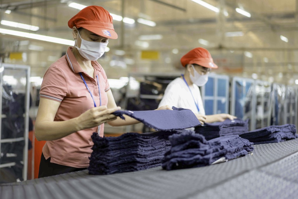 Quá trình sản xuất các sản phẩm UNIQLO của Tập đoàn Fast Retailing - Công ty mẹ của UNIQLO, đã gián tiếp tạo ra khoảng 240.000 việc làm cho lao động địa phương_2