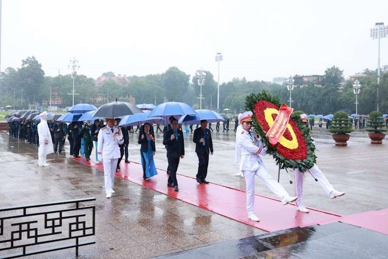 Đoàn đại biểu vào Lăng viếng Chủ tịch Hồ Chí Minh