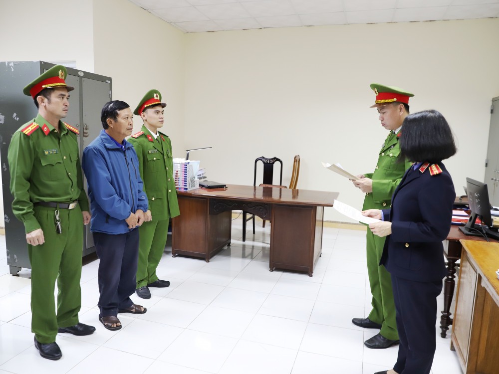Cơ quan điều tra tống đạt lệnh khởi tố đối với Phạm Công Thành Cơ quan điều tra tống đạt lệnh khởi tố đối với Phạm Công Thành