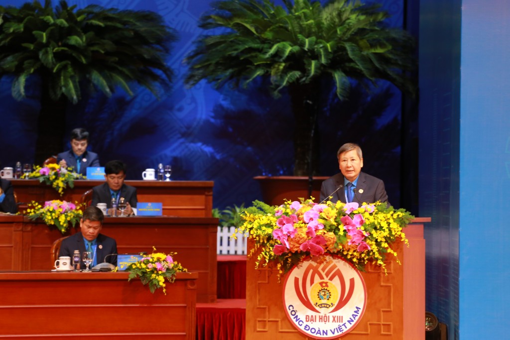 Đồng chí Trần Thanh Hải, Phó Chủ tịch Thường trực Tổng Liên đoàn Lao động Việt Nam trình bày báo cáo kiểm điểm của Ban Chấp hành Tổng Liên đoàn Lao động Việt Nam khóa XII