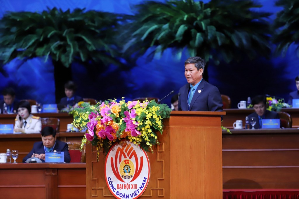 Đồng chí Huỳnh Thanh Xuân, Phó Chủ tịch Tổng LĐLĐ Việt Nam trình bày báo cáo bổ sung, sửa đổi Điều lệ Công đoàn Việt Nam