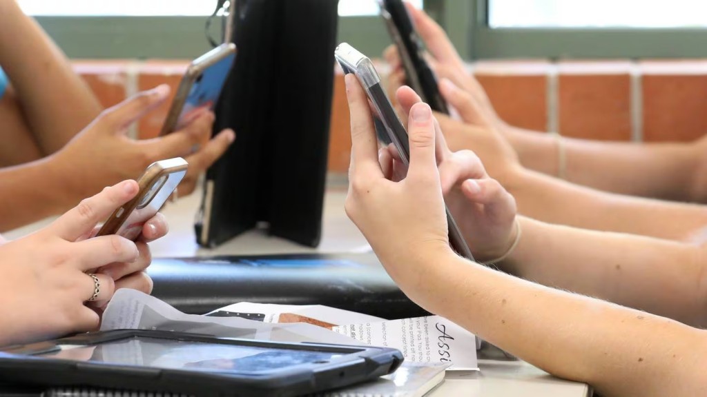 Chính sách cấm sử dụng điện thoại trong lớp học cũng được áp dụng ở một số quốc gia