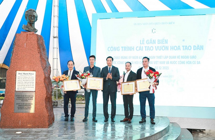 Phó Bí thư Thường trực Quận uỷ Hoàn Kiếm Nguyễn Quốc Khánh trao giấy khen cho các tập thể, cá nhân trong tổ chức thực hiện công trình cải tạo vườn hoa Tao Đàn, quận Hoàn Kiếm