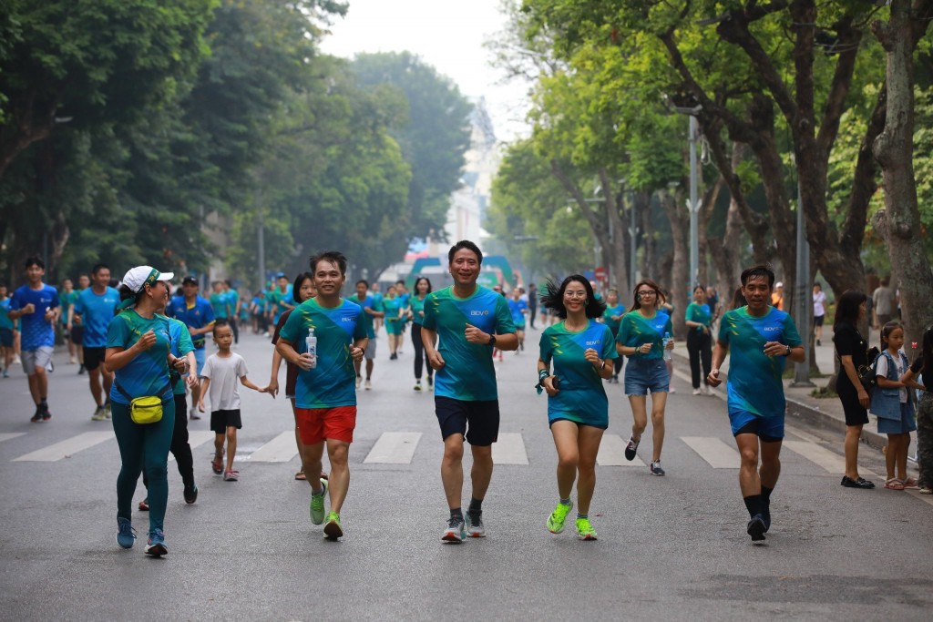 Ông Trần Phương - Phó Tổng giám đốc, Chủ tịch Công đoàn BIDV cùng cán bộ, công đoàn viên hào hứng tham gia giải chạy
