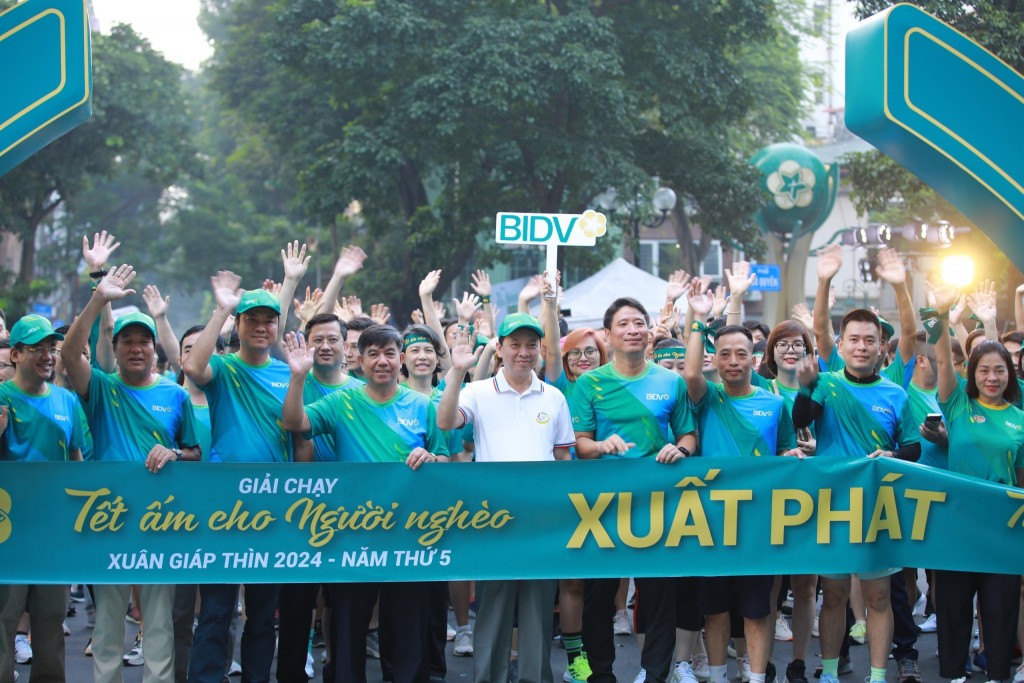 Ông Đào Minh Tú - Phó Thống đốc Thường trực Ngân hàng Nhà nước, Chủ tịch Công đoàn Ngân hàng Việt Nam cùng lãnh đạo BIDV phát động Giải chạy Tết ấm cho người nghèo Xuân Giáp Thìn 2024