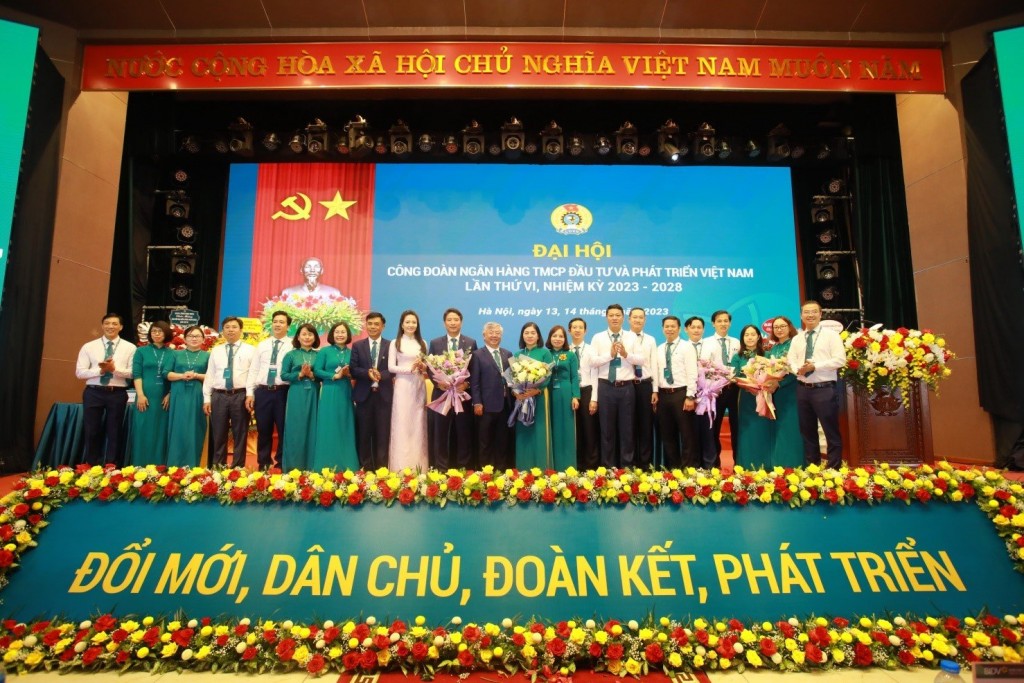Bà Nguyễn Khánh Chi, Phó Chủ tịch Công đoàn Ngân hàng Việt Nam và lãnh đạo BIDV tặng hoa BCH Công đoàn BIDV khóa VI, nhiệm kỳ 2023 – 2028