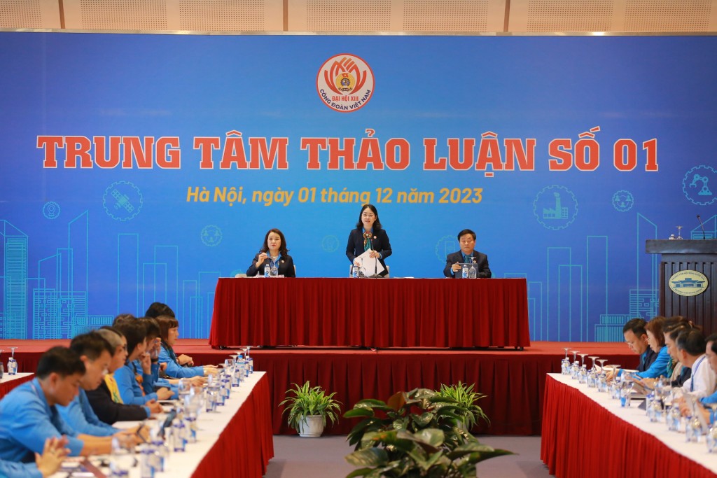 Các đại biểu chủ trì và tham gia Trung thâm thảo luận số 1