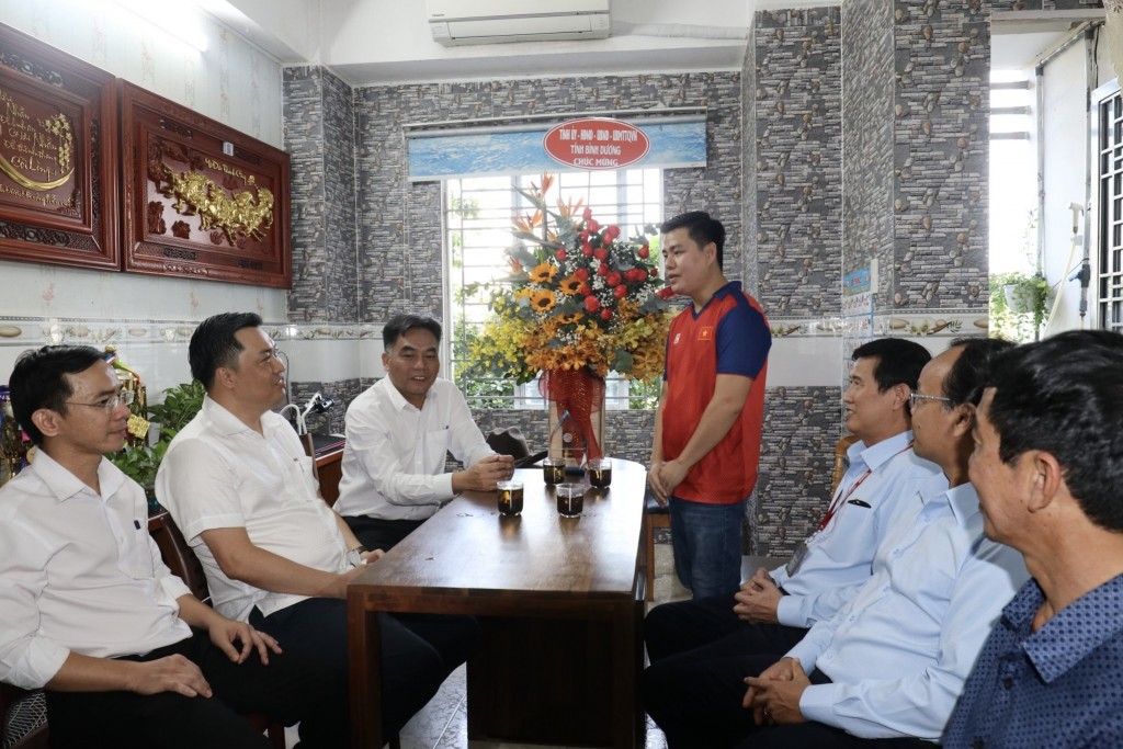 Vận động viên Lại Lý Huynh cảm ơn lãnh đạo tỉnh Bình Dương đã đến thăm và chúc mừng thành tích Huy chương vàng của anh tại Giải vô địch cờ tướng thế giới