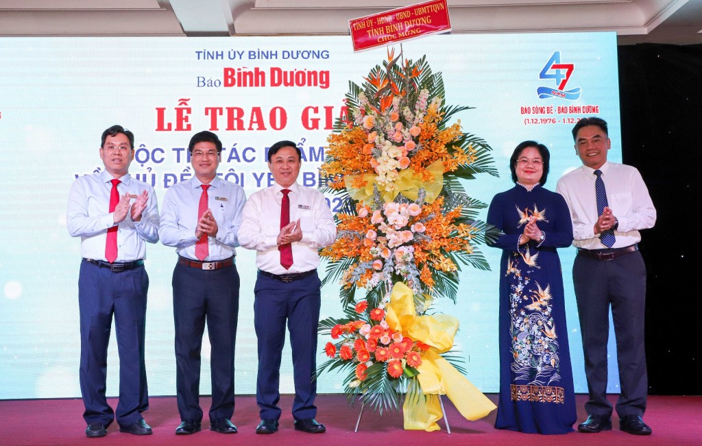 Lãnh đạo tỉnh Bình Dương tặng hoa chúc mừng 47 năm thành lập Báo Bình Dương
