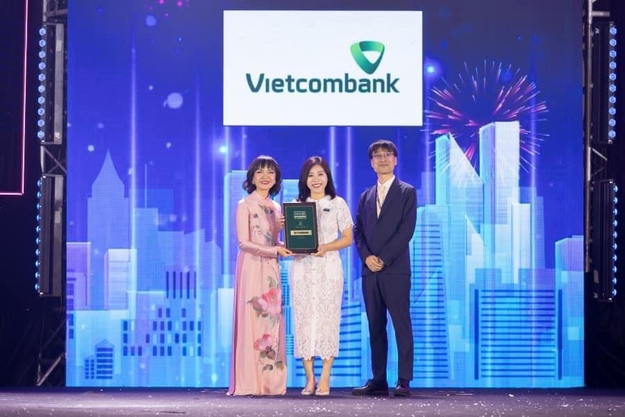 Bà Nguyễn Thị Minh Hải - Phó trưởng Văn phòng đại diện Vietcombank tại TP Hồ Chí Minh nhận giải thưởng do Ban tổ chức trao tặng