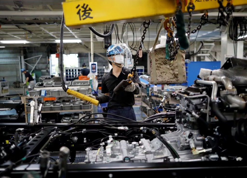 Một nhân viên làm việc trên dây chuyền lắp ráp ô tô tại nhà máy Kawasaki của Mitsubishi Fuso Truck and Bus Corp, Tokyo, Nhật Bản (Ảnh: Reuters)