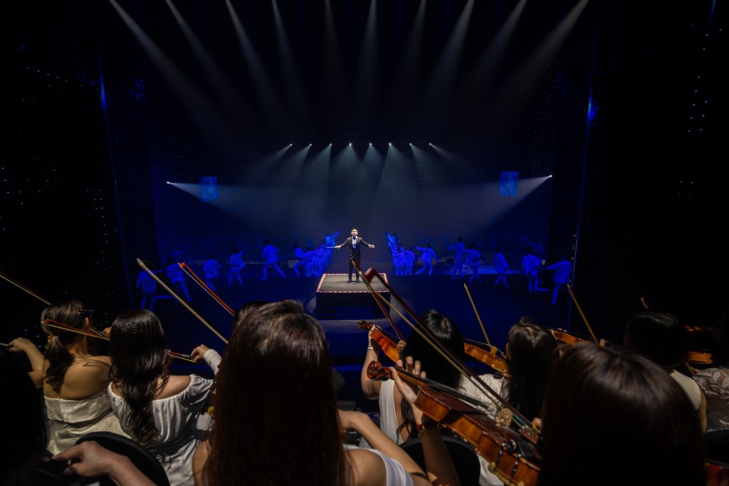 Phó Chủ tịch T&T Group Đỗ Vinh Quang vào vai nhạc trưởng trong tiết mục đặc biệt kỷ niệm 30 năm thành lập Tập đoàn