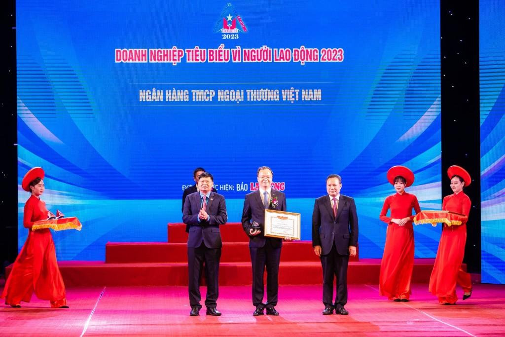 Ông Lê Quang Vinh - Phó Tổng Giám đốc Vietcombank nhận bằng khen Doanh nghiệp tiêu biểu vì người lao động 2023 (Ảnh: Phạm Mạnh)