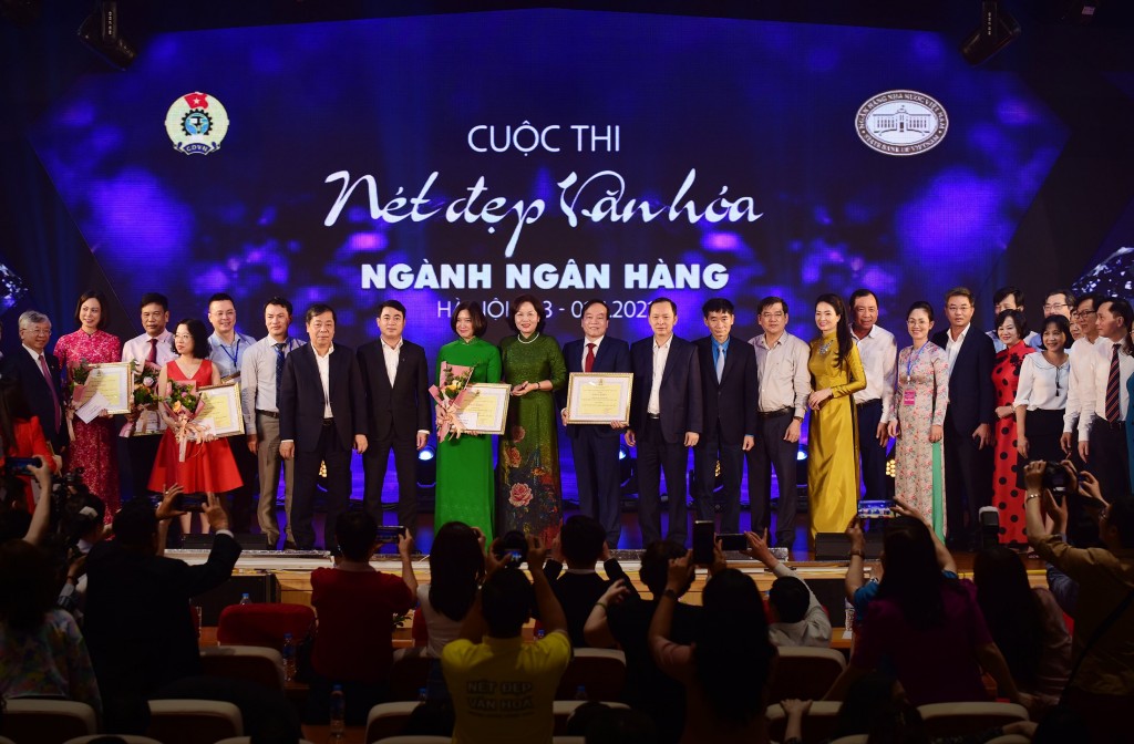 Thống đốc Ngân hàng Nhà nước Việt Nam Nguyễn Thị Hồng cùng Ban Cán sự Đảng Ngân hàng Nhà nước Việt Nam trao giải cho các đơn vị đạt giải trong Cuộc thi Nét đẹp văn hóa Ngành Ngân hàng