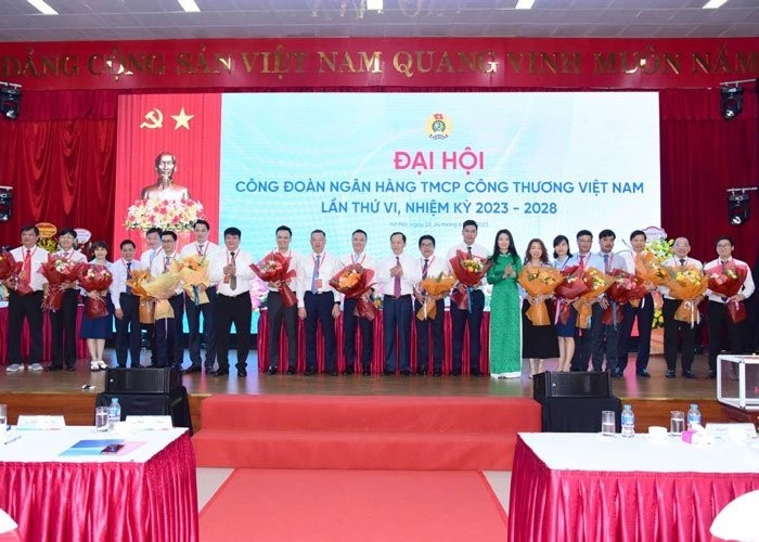 Các đồng chí lãnh đạo Công đoàn Ngân hàng Việt Nam chức mừng Ban Chấp hành Công đoàn VietinBank nhiệm kỳ 2023 - 2028