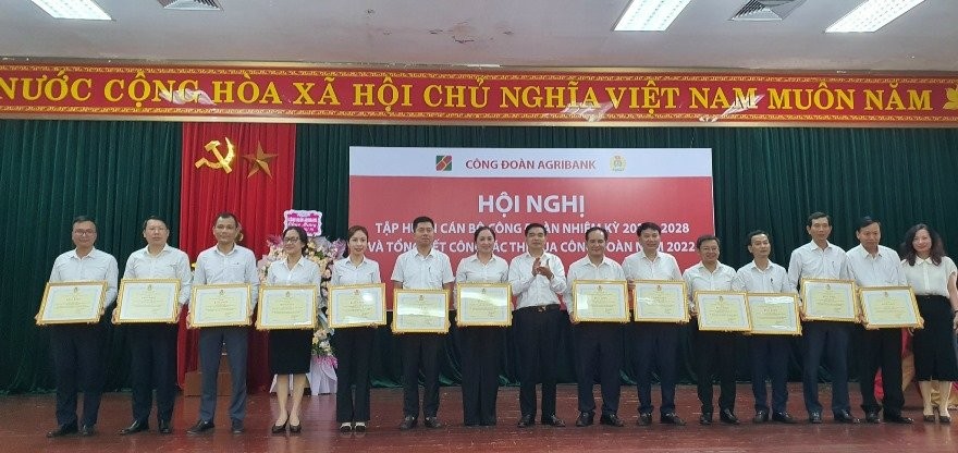 Ban Tô chức trao Bằng khen của Công đoàn Ngân hàng Việt Nam cho Công đoàn cơ sở có thành tích xuất sắc trong các phong trào thi đua năm 2022