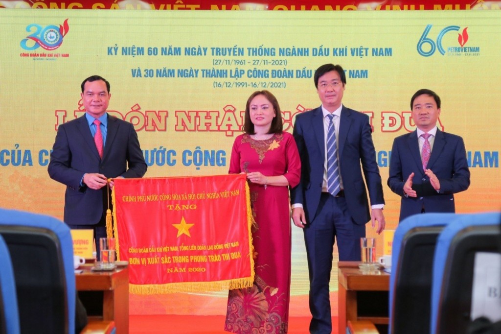 Thừa ủy quyền của Thủ tướng Chính phủ, Chủ tịch Tổng LĐLĐV Việt Nam Nguyễn Đình Khang trao Cờ Thi đua của Chính phủ cho CĐDKVN