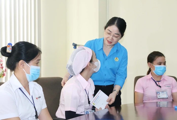 Bà Nguyễn Kim Loan, Chủ tịch LĐLĐ tỉnh Bình Dương, tặng quà cho công nhân có hoàn cảnh khó khăn. (Ảnh: N.Thảo)