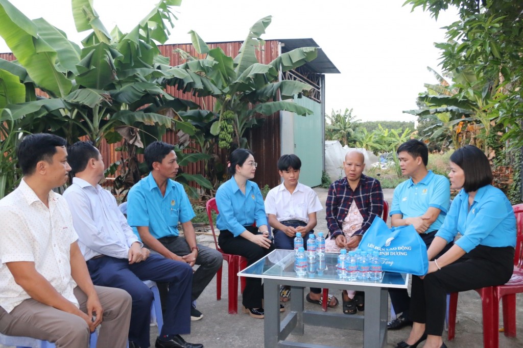 Phó Chủ tịch Tổng LĐLĐ Việt Nam Ngọ Duy Hiểu cùng các đồng chí lãnh đạo LĐLĐ tỉnh Bình Dương đến thăm nữ công nhân có hoàn cảnh khó khăn. (Ảnh: H.Trung)