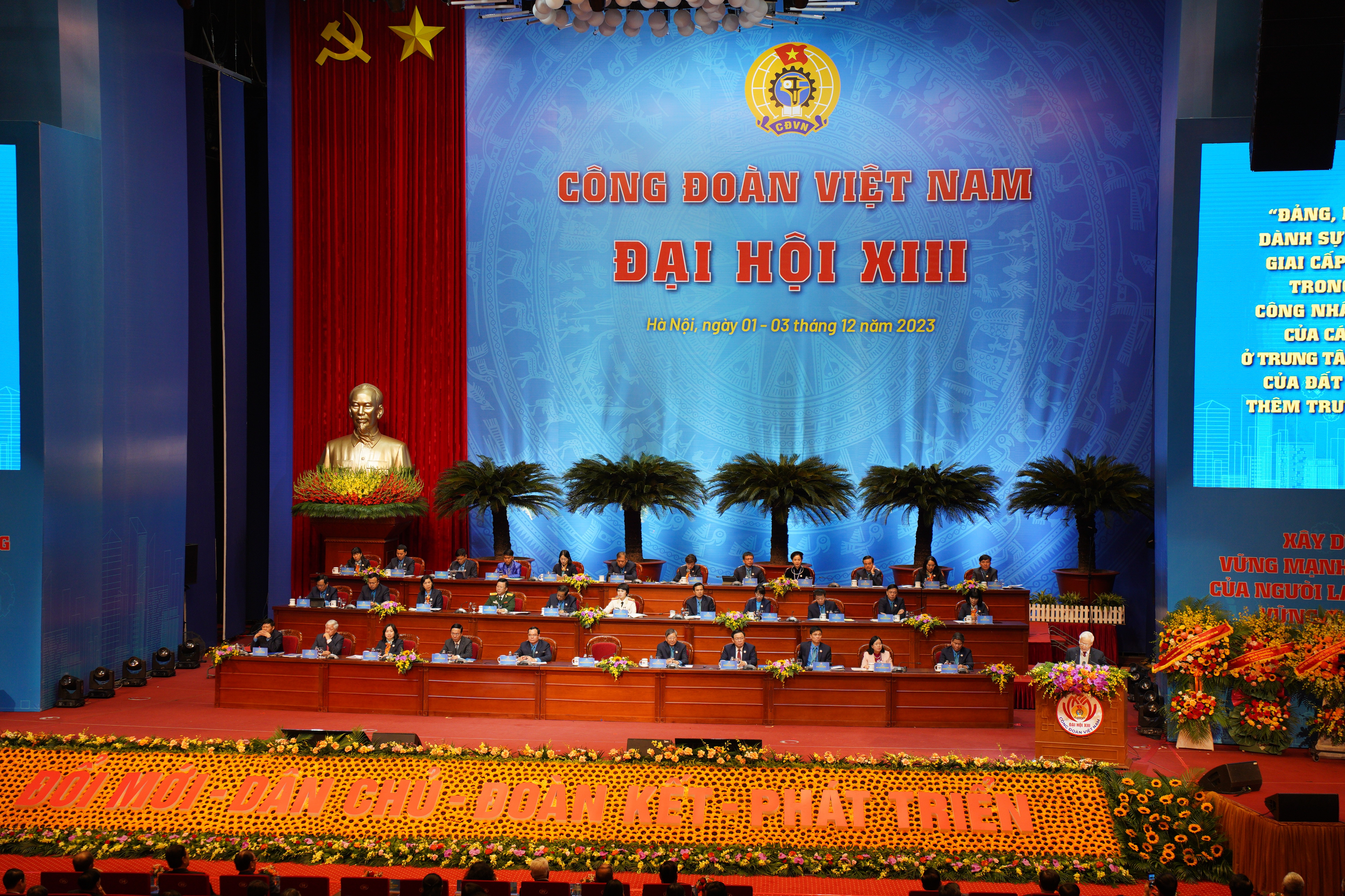 Toàn cảnh phiên trọng thể Đại hội VIII Công đoàn Việt Nam