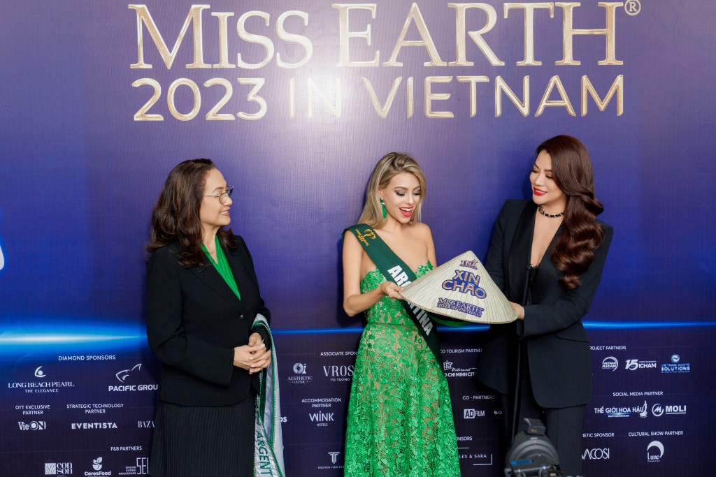 Các thí sinh hào hứng với chiếc nón lá của Việt Nam