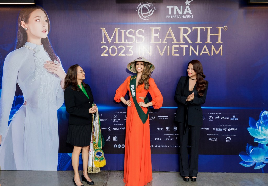 Thí sinh Miss Earth 2023 hào hứng khi đội nón lá