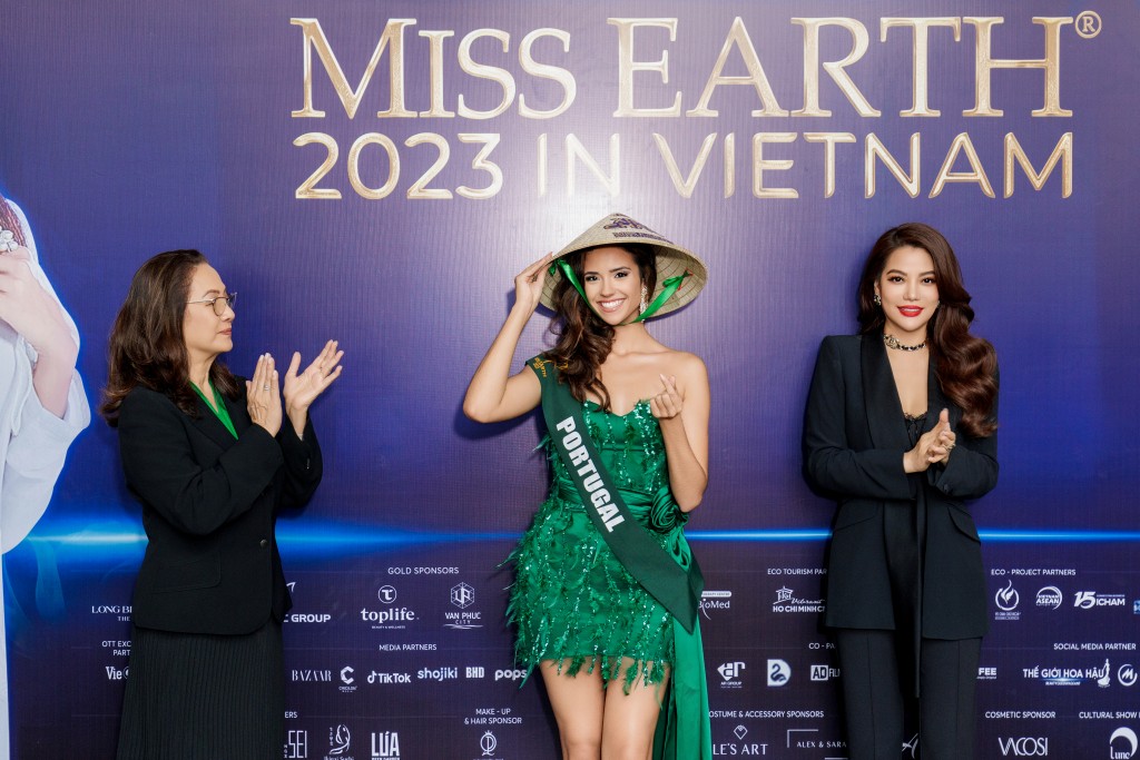 Thí sinh Miss Earth 2023 hào hứng khi đội nón lá