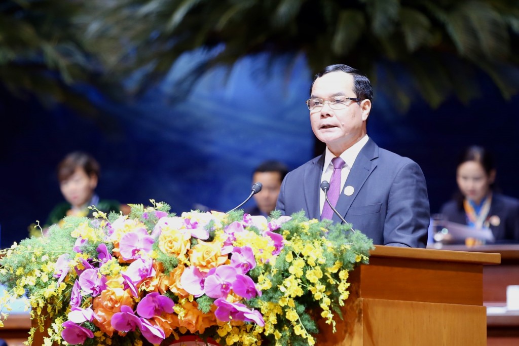 Đồng chí Nguyễn Đình Khang báo cáo kết quả tổng hợp đề án nhân sự